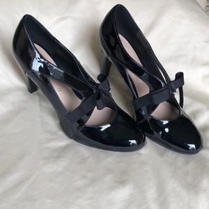 Black patent Mary Jane pumps